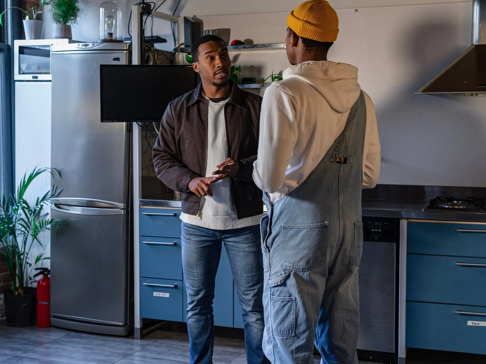Monteur in gesprek met een klant in de keuken